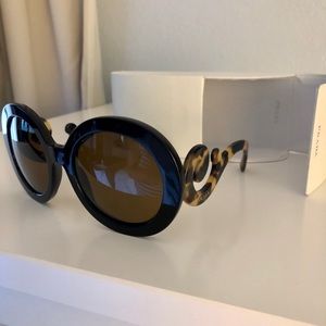 💖 Prada Gradient Round Scroll Sunglasses 💖